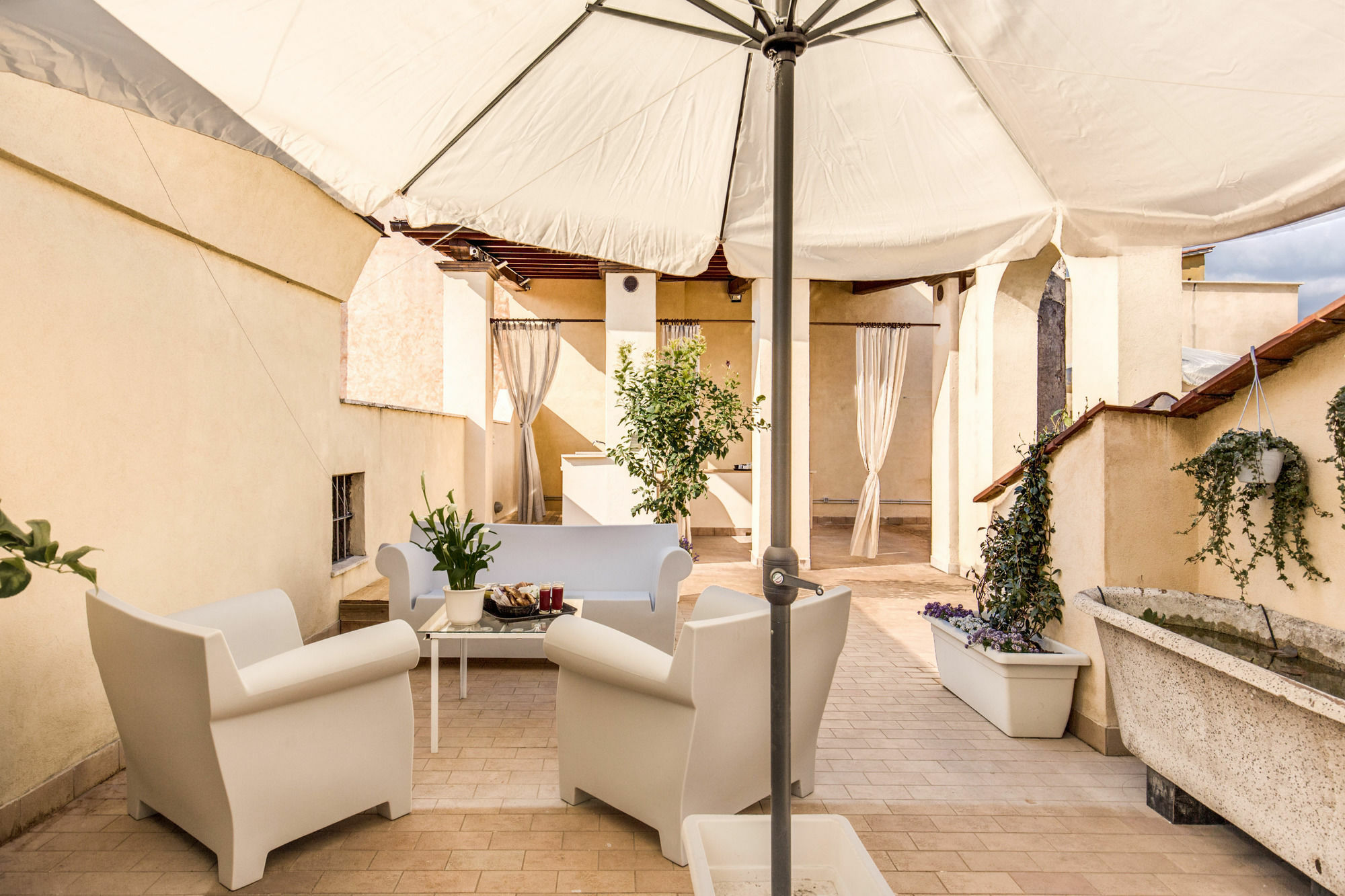 Terrace Pantheon Relais Rome